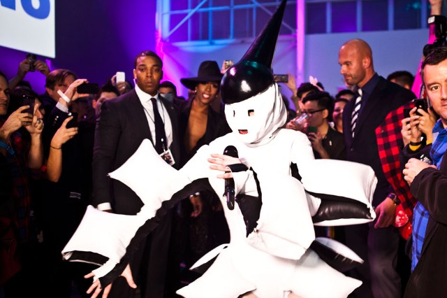 131111-lady-gaga-art-rave-06_0-640x426.j
