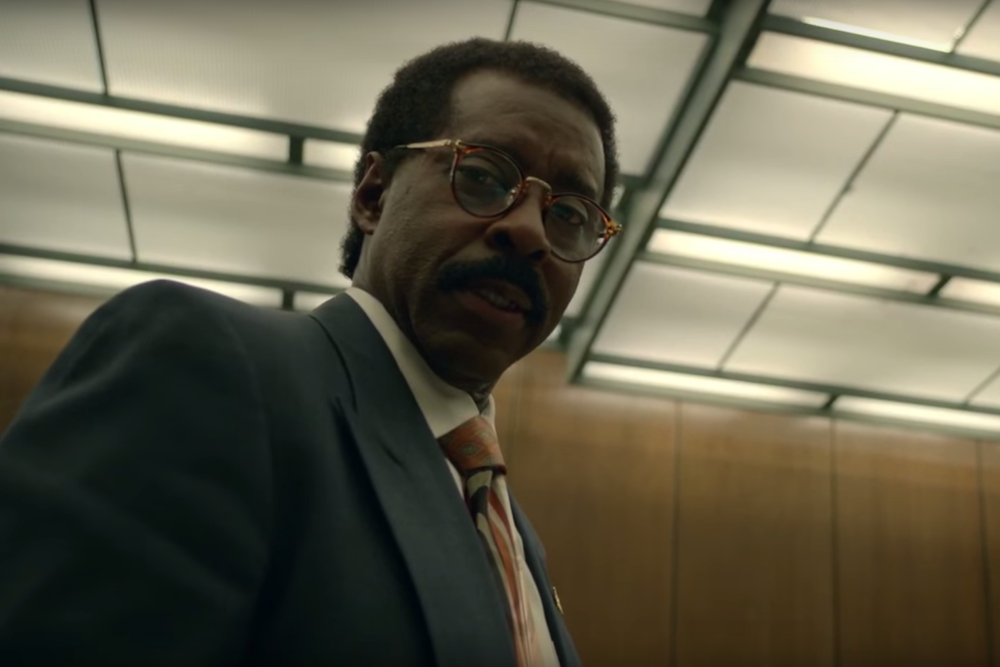 Let's Appreciate <em></noscript>The People v. O. J. Simpson</em>‘s Emmy-Worthy “N***a, Please” Scene” title=”johnnie cochran” data-original-id=”208899″ data-adjusted-id=”208899″ class=”sm_size_full_width sm_alignment_center ” />
<p>Darden, made small, can do nothing.</p>
<img src=