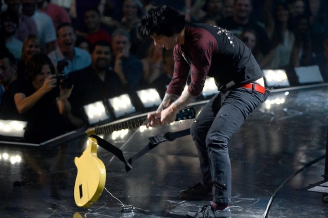 Billie Joe Armstrong smashing his guitar in Vegas / Photo by Getty Images