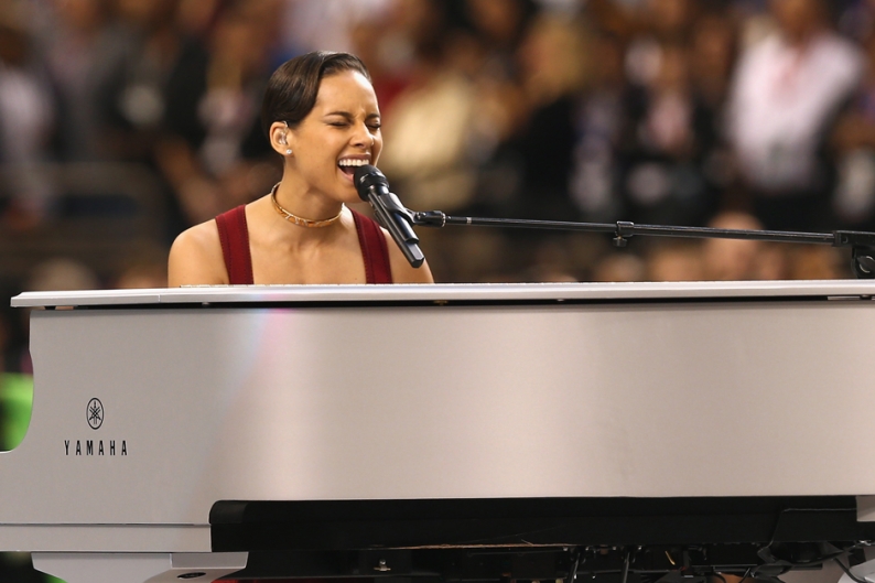 Alicia Keys sings "The Star-Spangled Banner" at Super Bowl 2013
