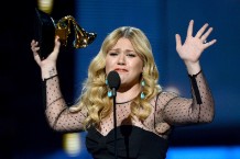 Kelly Clarkson Clive Davis Beef Book