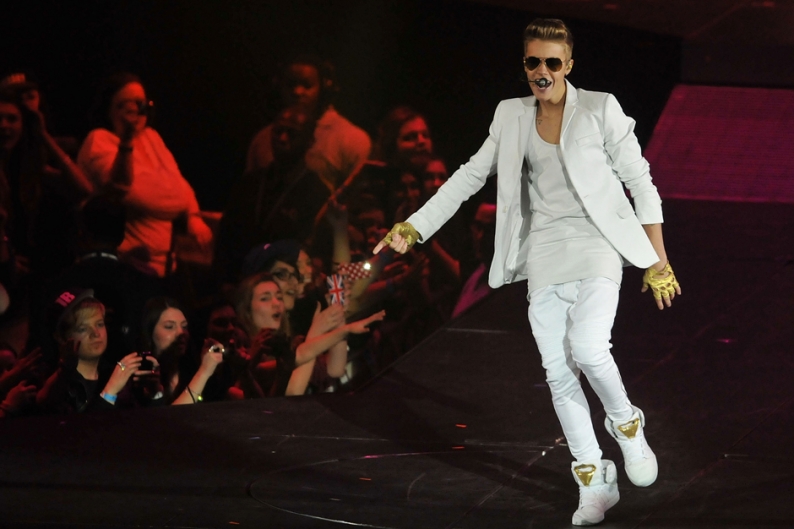 Justin Bieber Hospitalized Onstage Collapse London O2 Arena