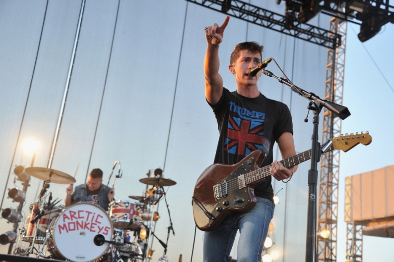 Arctic Monkeys 'Do I Wanna Know?' Live Video