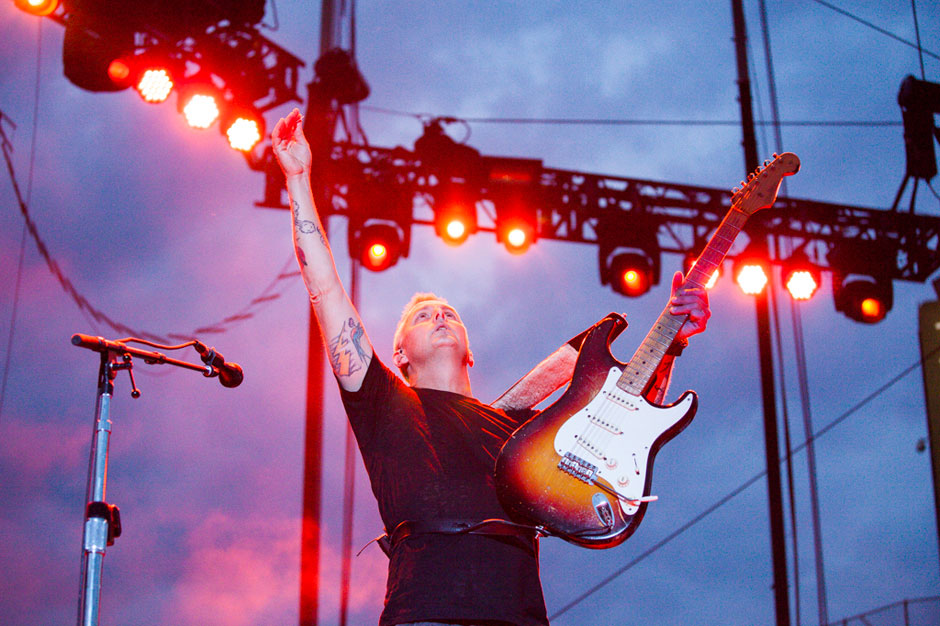 Pearl Jam Stay Up Late, Weather Rain Delay at Chicago’s Wrigley Field