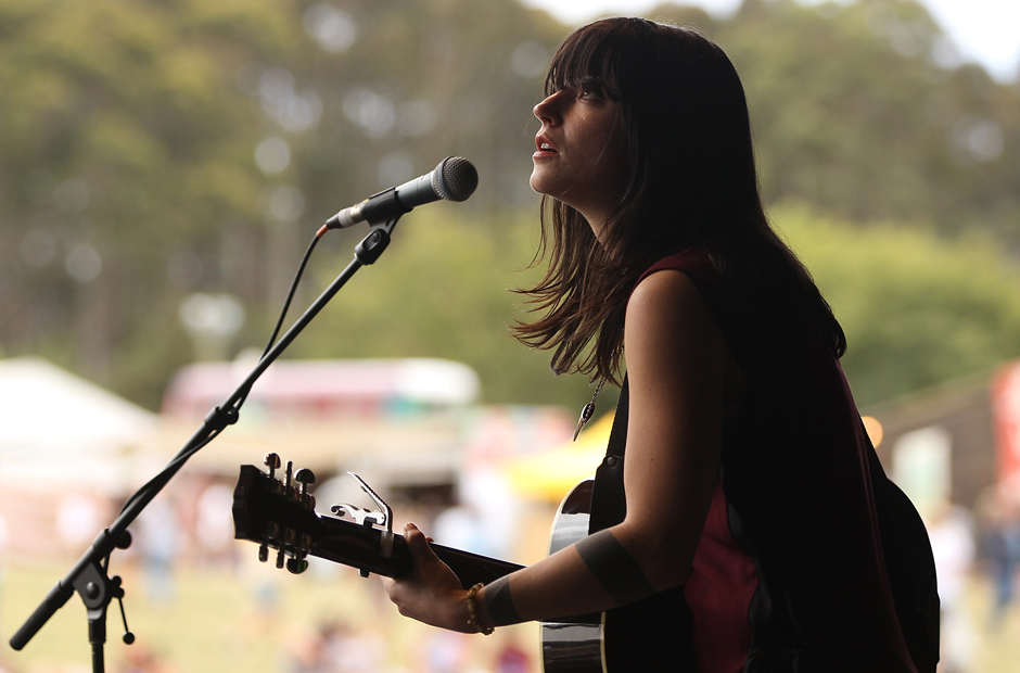 See Sharon Van Etten Strum the Beauteous New ‘Tarifa’ SPIN