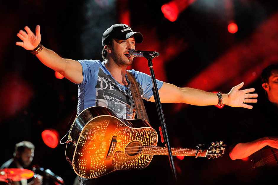 Luke Bryan, whose shirt does probably not say, 'DERP'