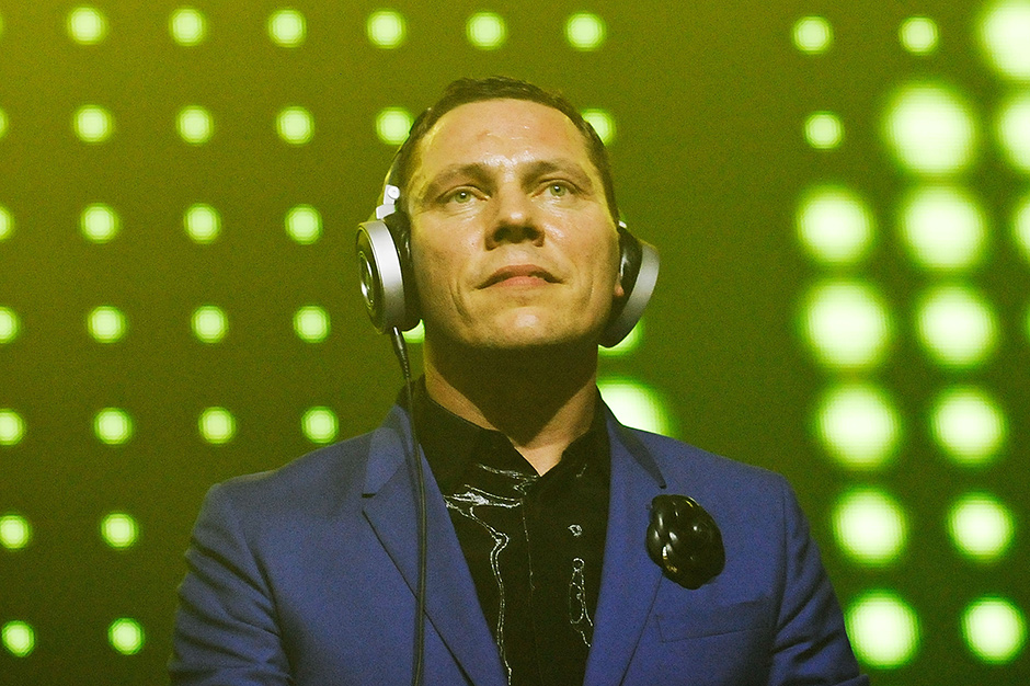 Tiësto - A Town Called Paradise: lyrics and songs