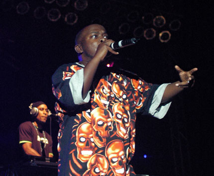 TRIBE'S PHIFE (FOREFRONT) AND ALI SHAHEED MUHAMMAD