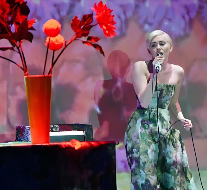 Miley Cyrus Dirty Hippie Sculpture Jeremy Scott New York Fashion Week