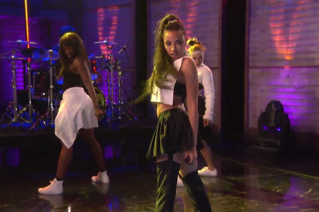 Tinashe Shows Off Her Moves While Playing 'All Hands On Deck' For ...