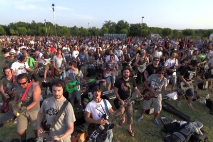 Watch 1 000 Musicians Play The Foo Fighters Learn To Fly At The Same Time Spin