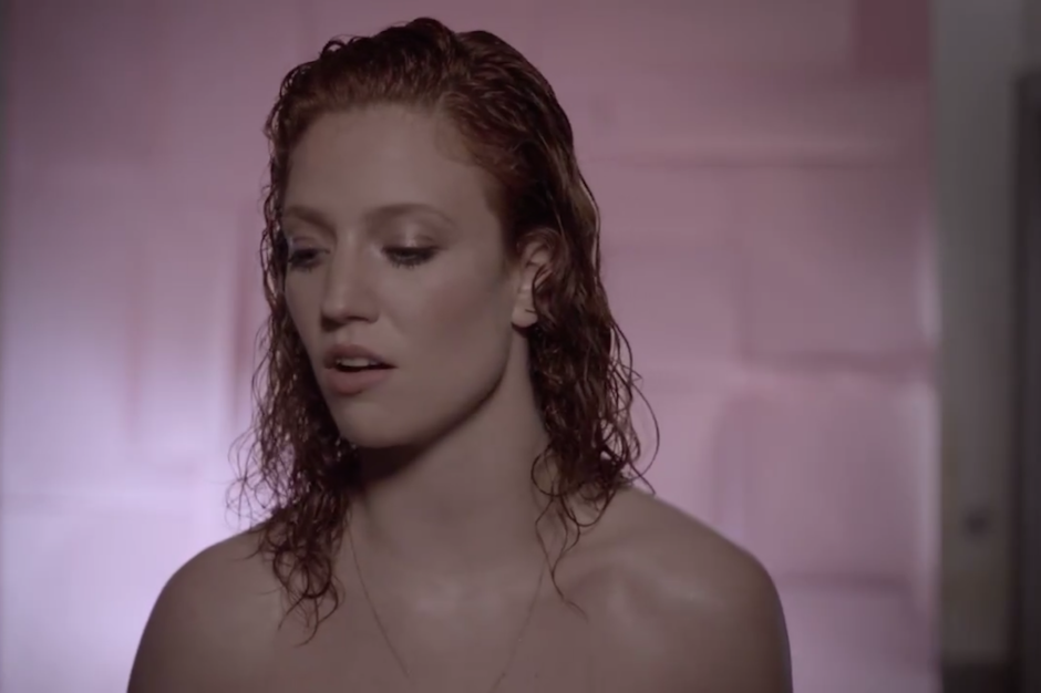 Jess Glynne Returns to 'Seth Meyers' for 'Hold My Hand' Performance