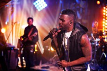 jason-derulo-guitar-center-wiggle-premiere