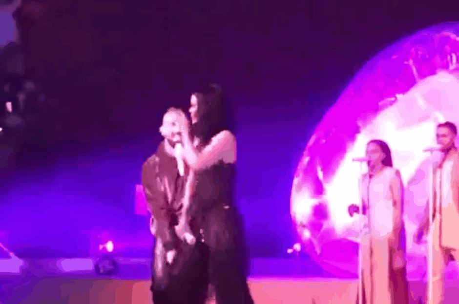 Rihanna Puts Drake To Work On Miami Stop Of Her Anti Tour Spin