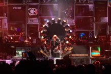 axl rose borrows dave grohl throne guns n roses reunion tour las vegas