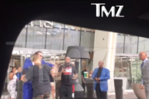 vince-neil-nic-cage-fight-hug