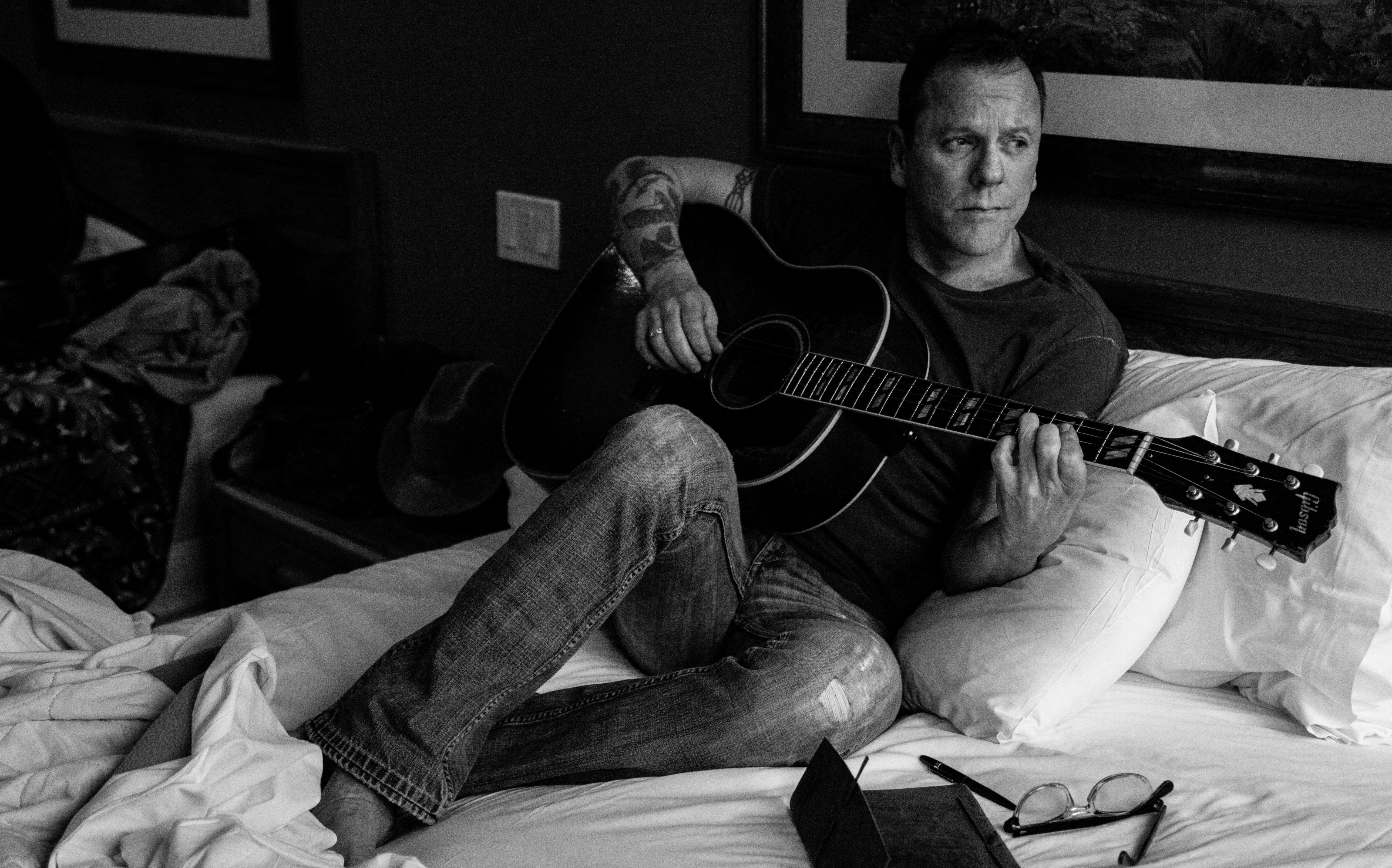 Kiefer Sutherland Talks Being A Young Gun In Country Music Shares New Can T Stay Away Spin Kiefer Sutherland Talks Being A Young Gun In Country Music Shares New Can T Stay