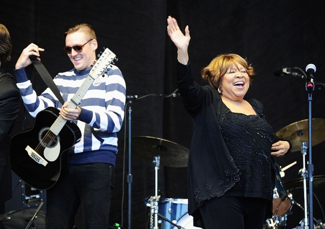 arcade-fire-i-give-you-power-stream-1484857958-640x451-1492191966