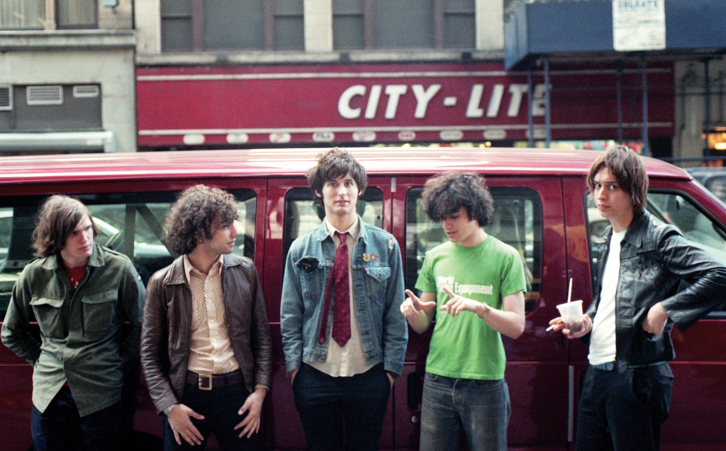 Preview <i></noscript>The Strokes: The First Ten Years</i>, a New Photo Collection of Their Early Days” title=”1927-copy-1504101406″ data-original-id=”255981″ data-adjusted-id=”255981″ class=”sm_size_full_width sm_alignment_center ” data-image-source=”getty” />
<img src=
