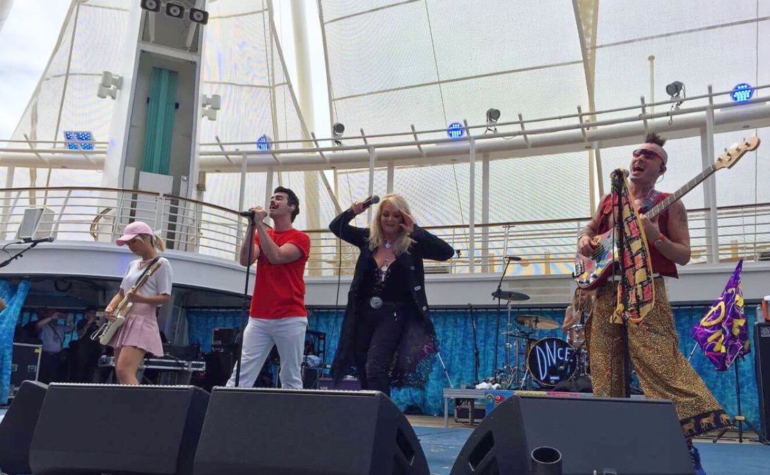 Watch Bonnie Tyler Sing Total Eclipse Of The Heart During The Solar Eclipse Spin Watch Bonnie Tyler Sing Total Eclipse Of The Heart During The Solar Eclipse Spin