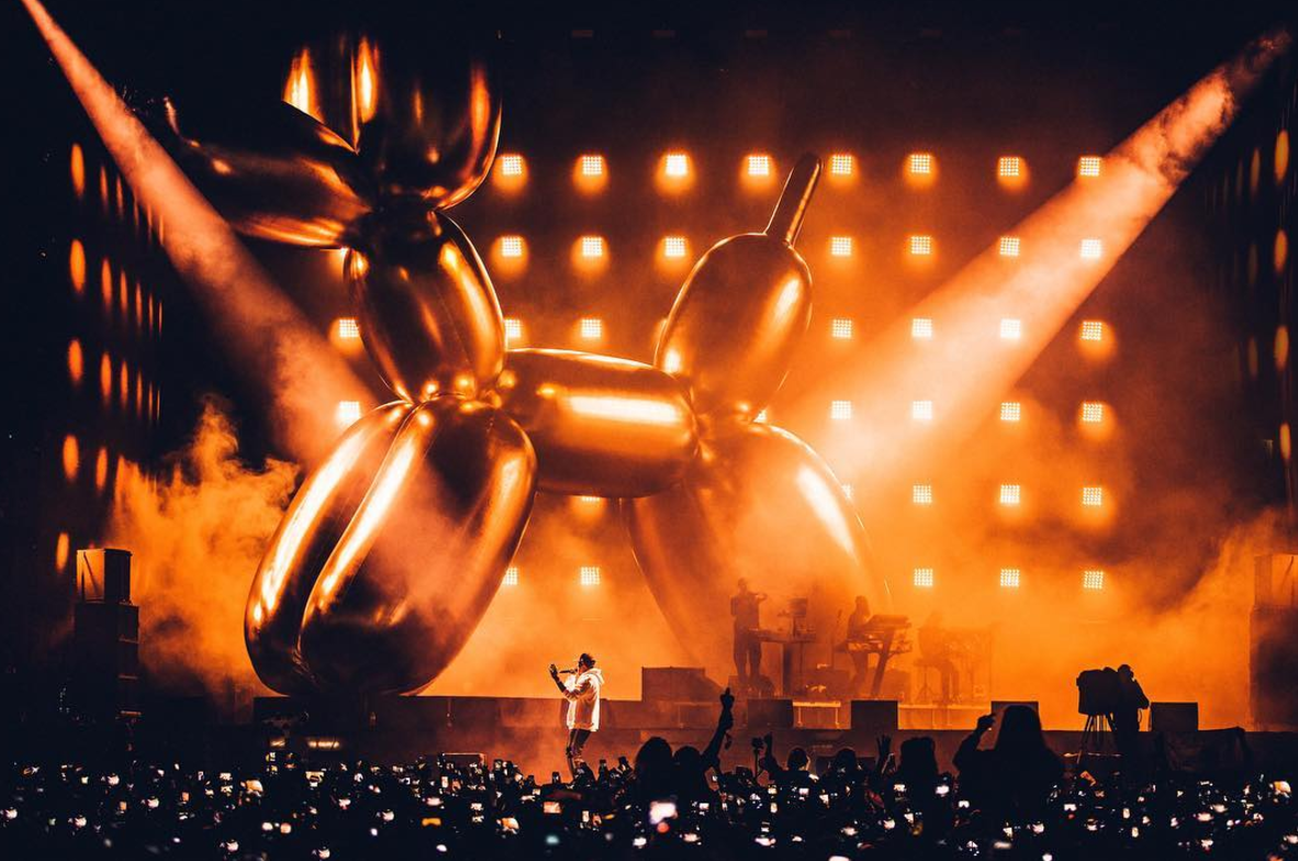 JayZ Is Performing In Front of a 40Foot Jeff Koons