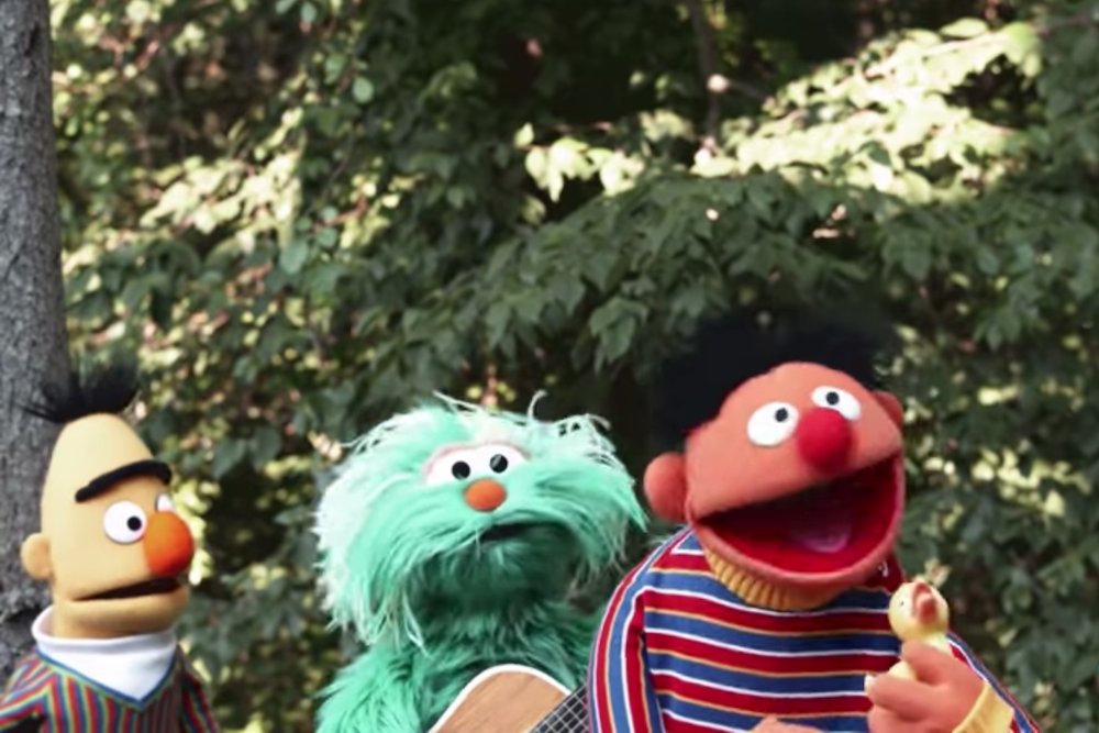 Watch Jack Antonoff Sing "I Love Trash" with Oscar the Grouch on <i>Sesame Street</i>