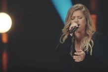 kelly-clarkson-1508428328