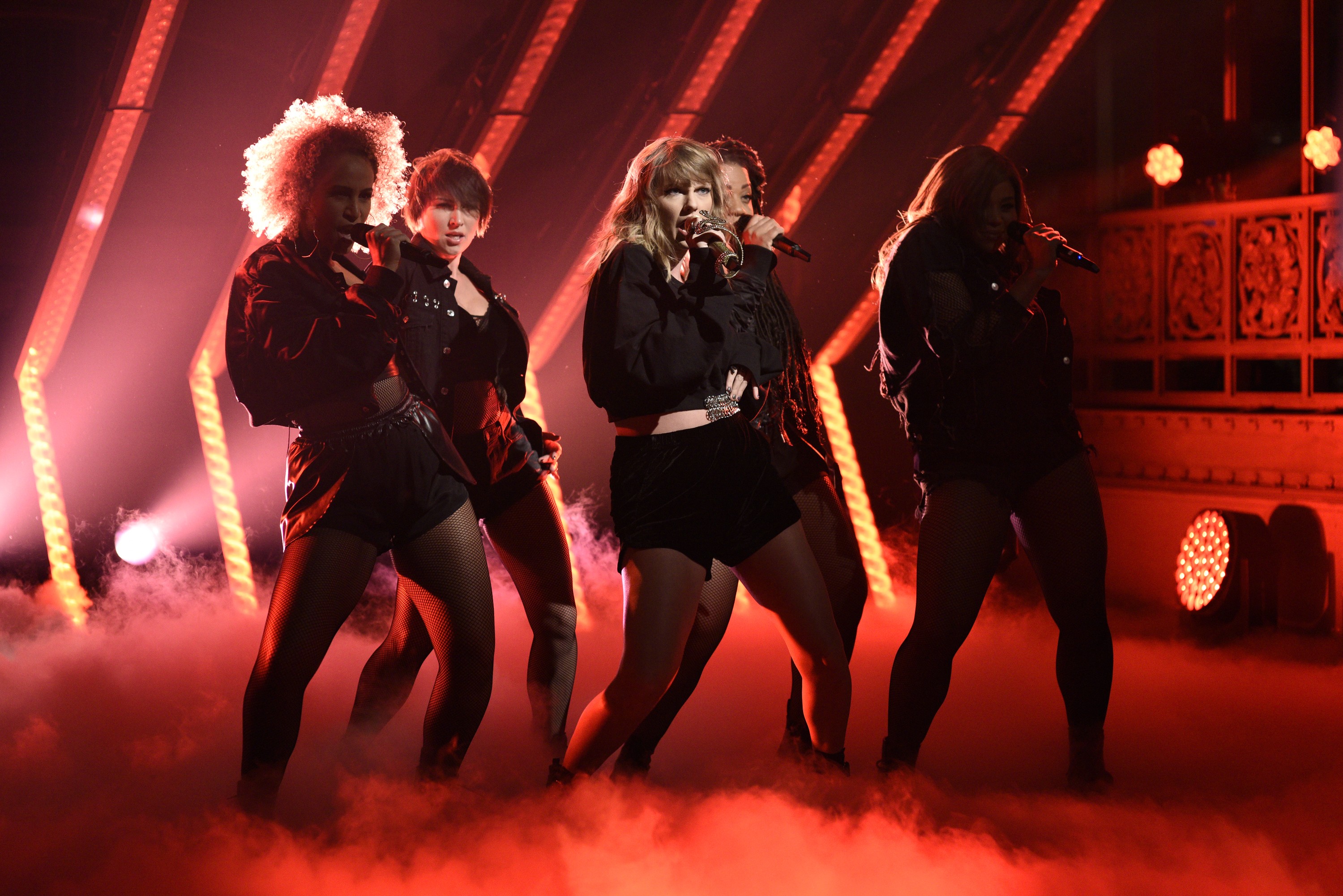 Taylor Swift Performs “...Ready For It” on SNL SPIN