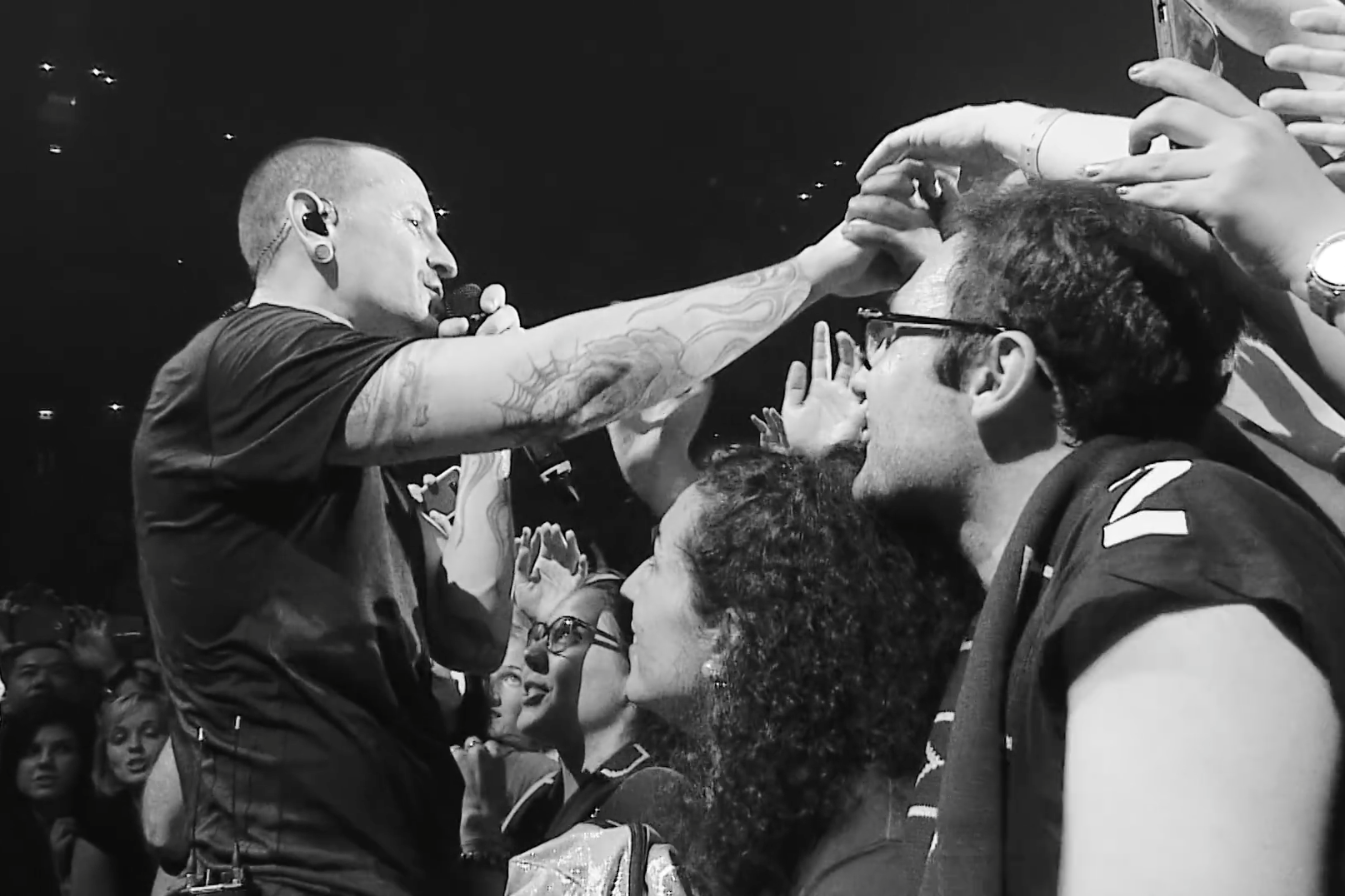 garage royalty bekymring Watch Chester Bennington Sing "Crawling" in Video From Linkin Park's New One  More Light Live Album - SPIN