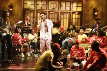 childish-gambino-saturday-new-song-snl-debut-youtube-watch