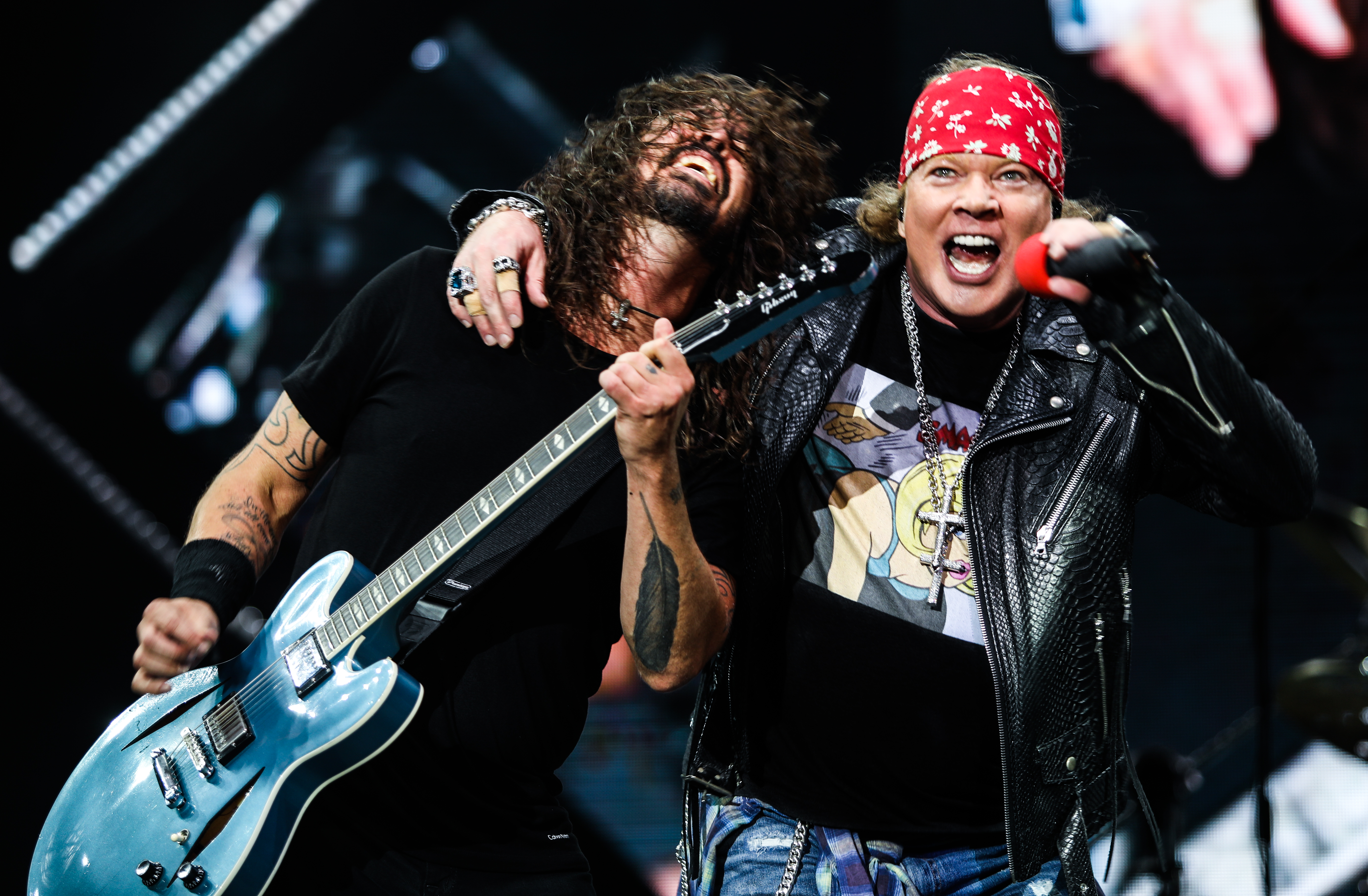 foo fighters and GNR perform