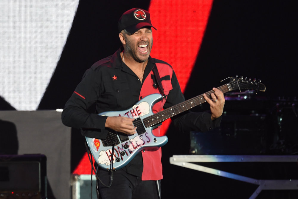 Tom Morello Invites Fan to Play Guitar on "Bulls on Parade"
