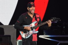 tom-morello-broken-hand-fan-guitar-1530128332-640x427-1532630135