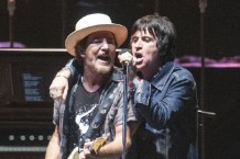 eddie-vedder-brings-out-liz-phair-johnny-marr-at-ohana-fest-watch