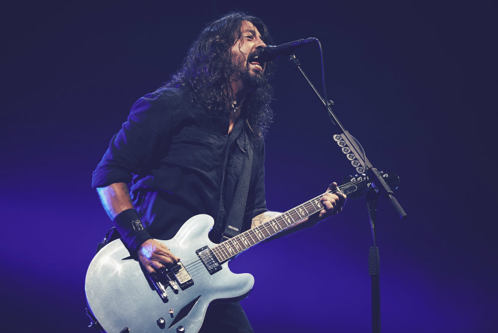 Dave Grohl Sings "Under Pressure" with Mother/Daughter Duo at Foo Fighters Show