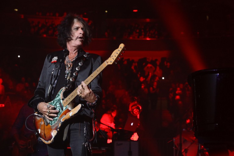 joe-perry-hospitalized-collapse-at-billy-joel-performance