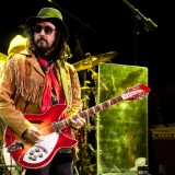 Watch Eddie Vedder Join Mike Campbell and Neil Finn in a Tourstop Bathroom Jam Session