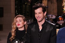miley-cyrus-mark-ronson-perform-two-songs-on-snl-watch