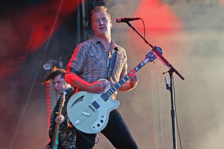 queens-of-the-stone-age-josh-homme-silent-night-twas-the-night-before-christmas-stream