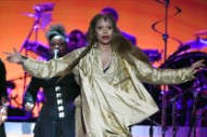 Erykah Badu Says She Wants to Pray for R. Kelly During Chicago Show