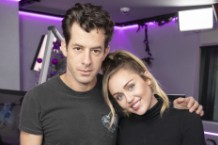 miley-cyrus-mark-ronson-nothing-breaks-like-a-heart-acoustic-version