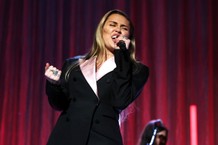 miley-cyrus-brings-out-marc-cohn-for-surprise-walking-in-memphis-performance-at-memphis-beale-street-fest-watch