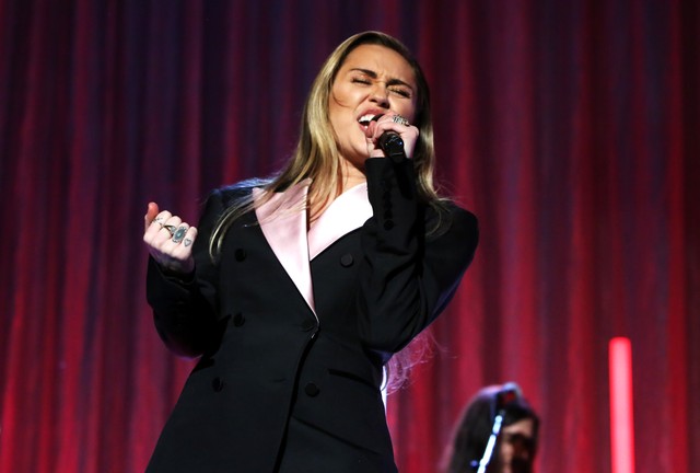 miley-cyrus-brings-out-marc-cohn-for-surprise-walking-in-memphis-performance-at-memphis-beale-street-fest-watch