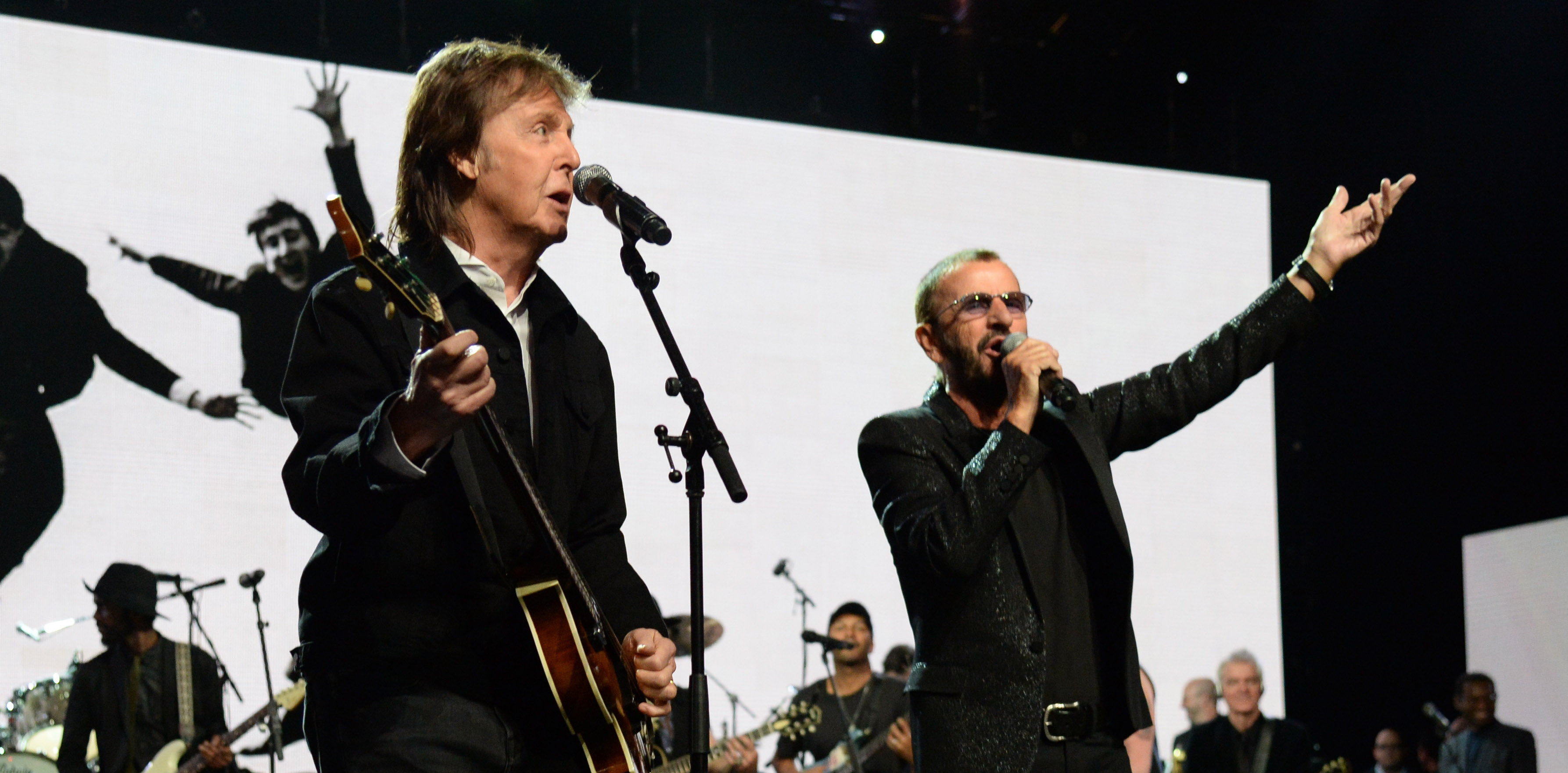 Ringo Starr surprises crowd at Paul McCartney's Dodger Stadium show