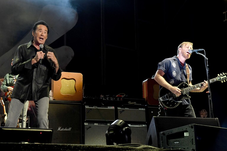 the-black-keys-bring-out-wayne-newton-to-perform-lonely-boy-at-vegas-fest-watch