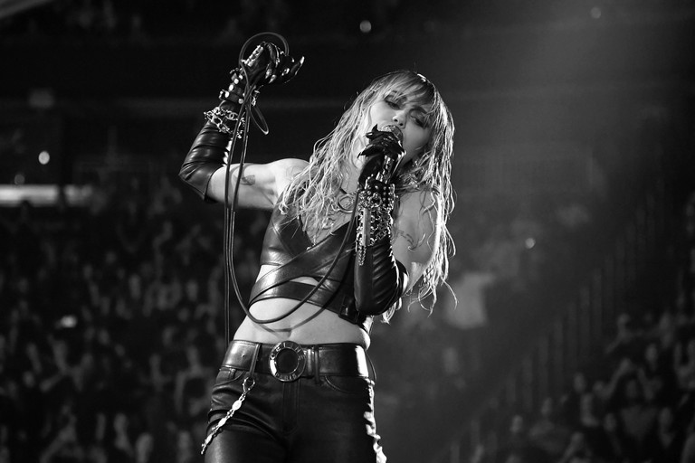 miley-cyrus-covers-pink-floyd-and-led-zeppelin-at-iheartradio-fest-watch