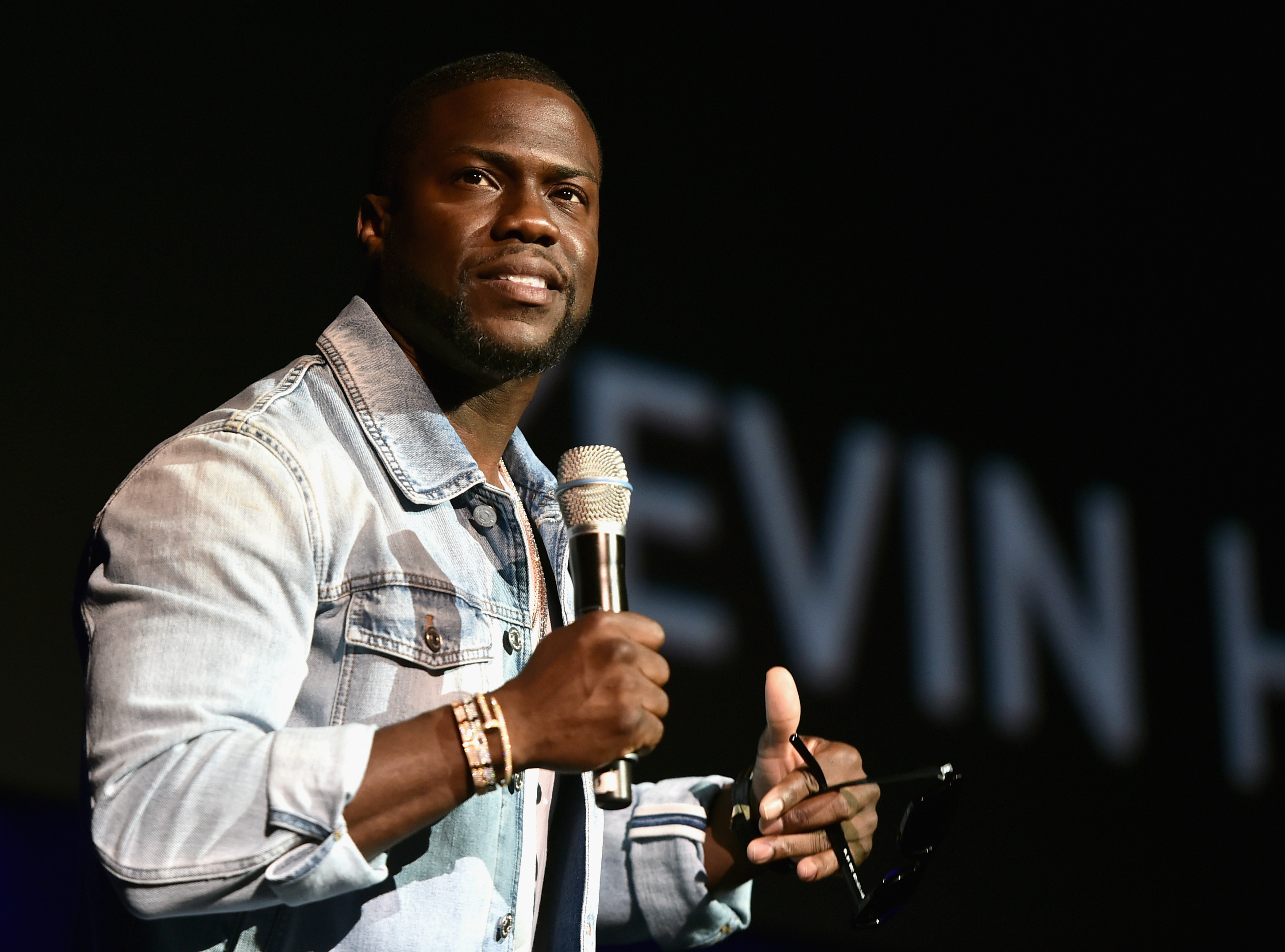 Watch Jay Z Pretend to Have a Friendly Chat With Kevin Hart for a Photo