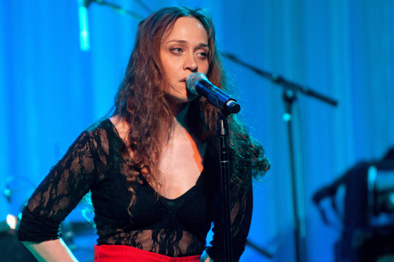 Fiona Apple Performing