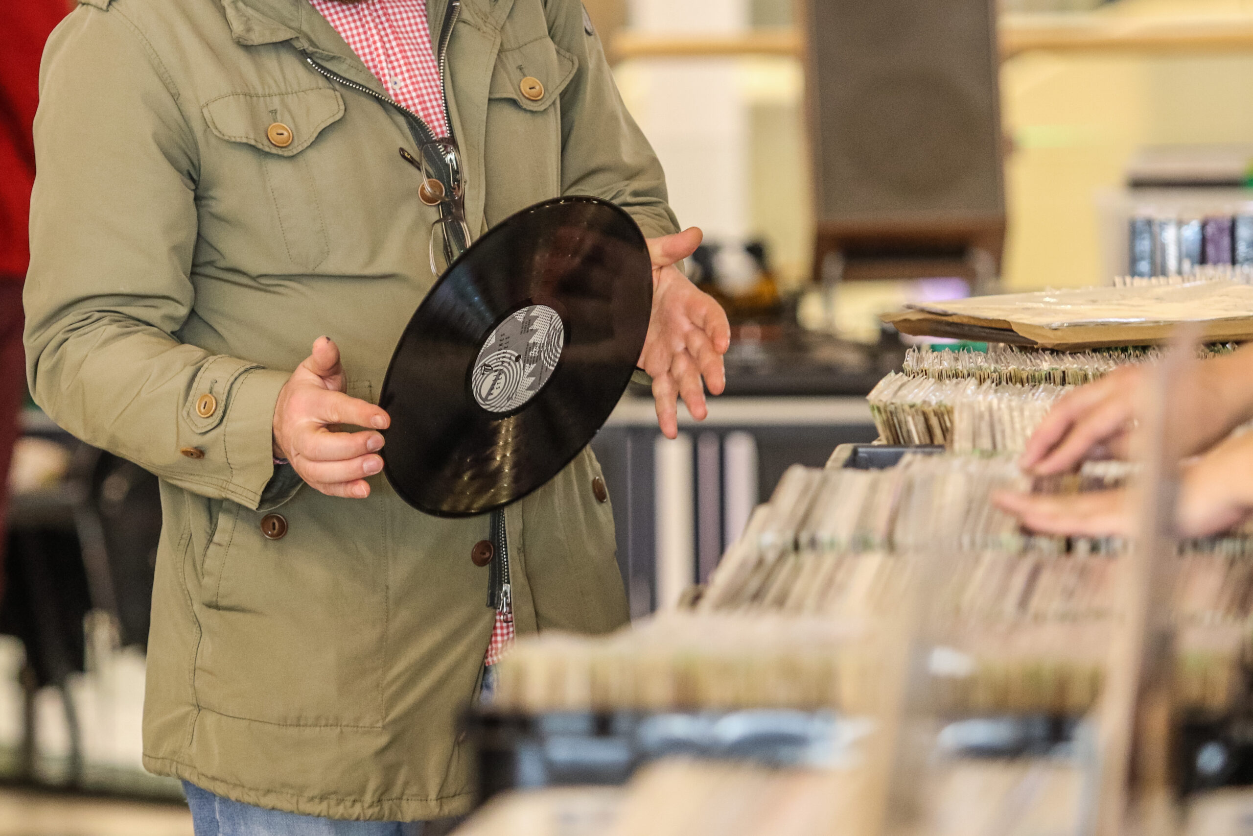 RIAA: Vinyl Outsold CDs in 2022 For First Time In 35 Years