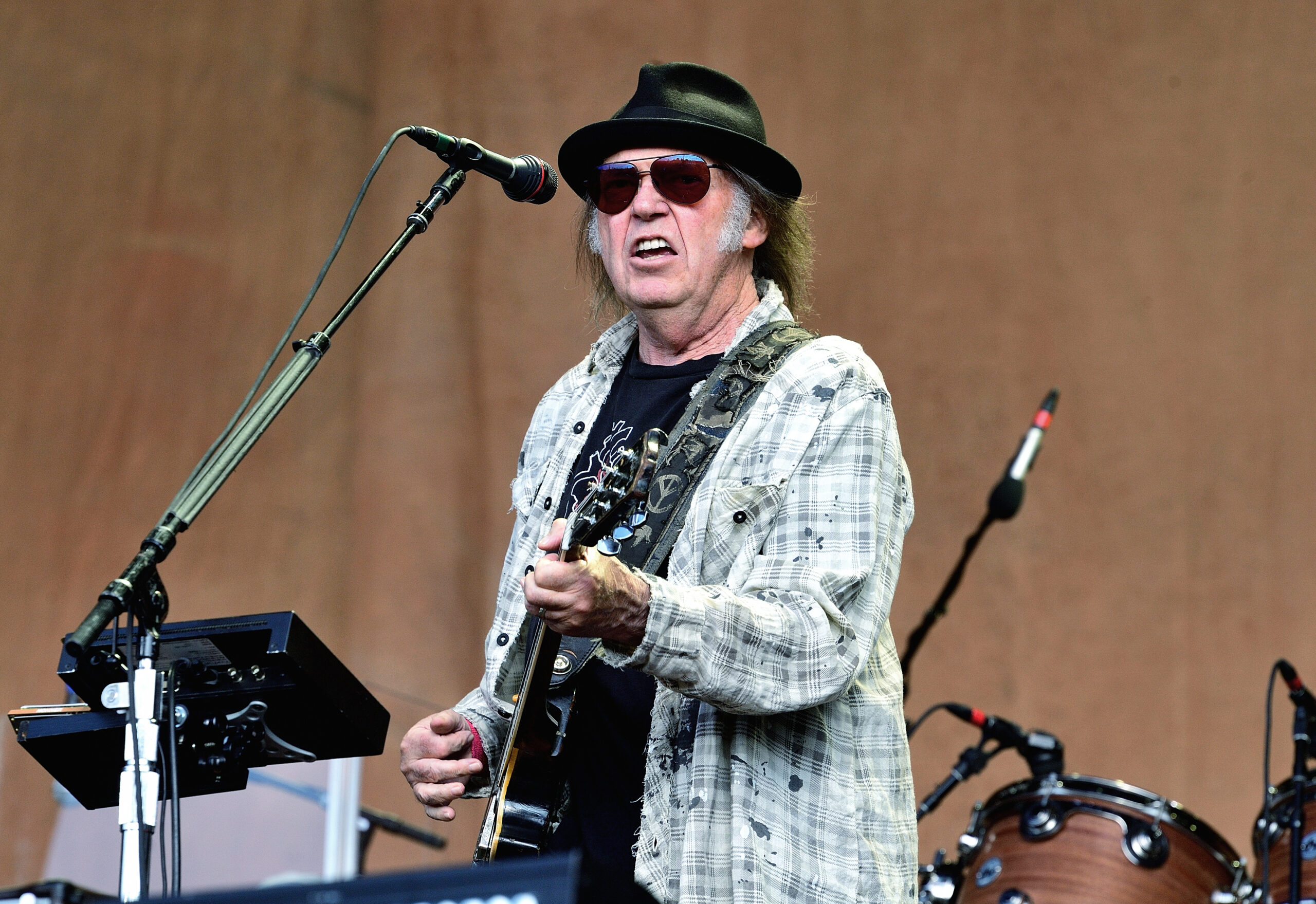 Neil Young, Crazy Horse Saddle Up For Live LP, Spring Tour